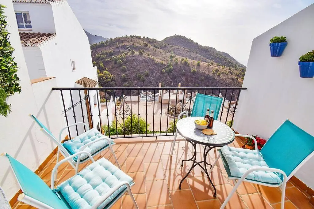Apartamento Balcon De Frigiliana: Modern Pool Retreat with Parking