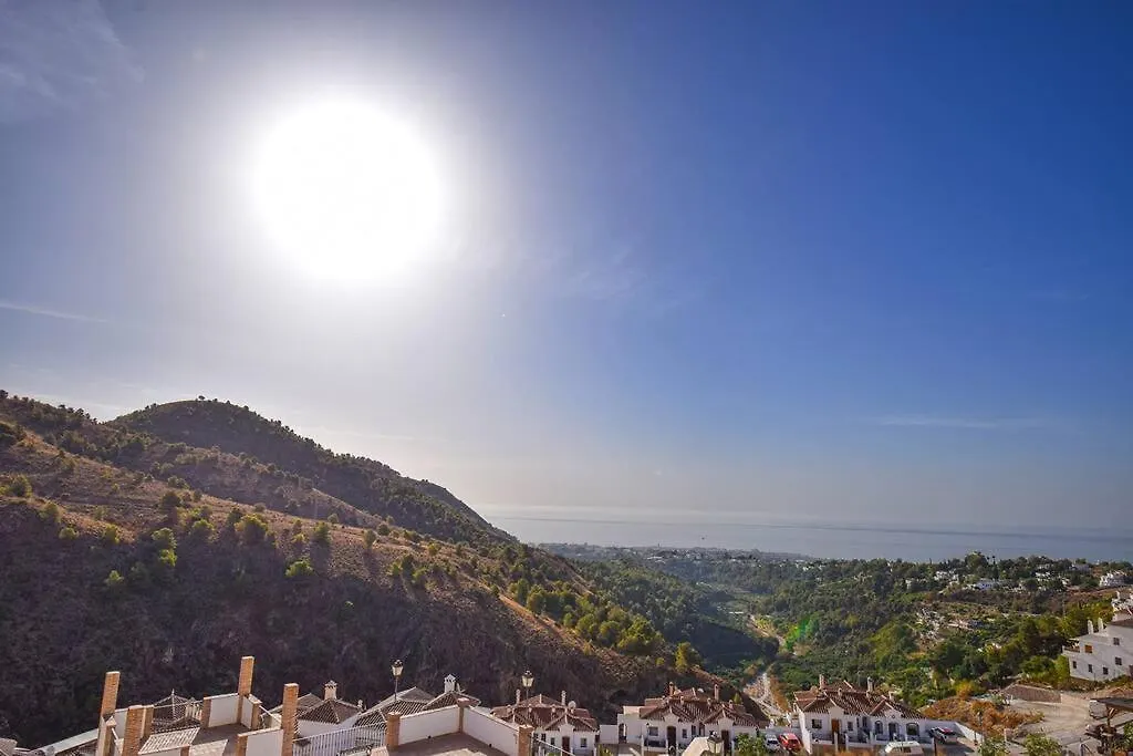 Apartamento Balcon De Frigiliana: Modern Pool Retreat with Parking